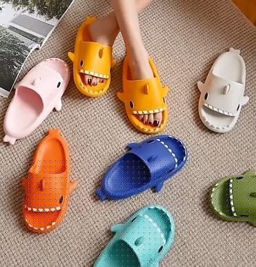 Avilego Unisex Shark Slides Non-Slip Novelty Open Toe Sandals Fashionable Cute Beach Slippers Indoor & Outdoor